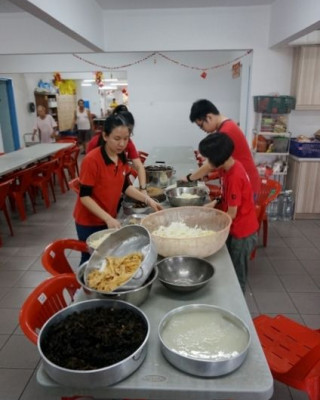 2月15日得胜之家新春关怀行动:为老人烹饪爱心自助餐》