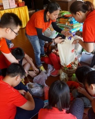 关怀行动:派送爱心粽子给老人