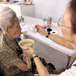 08 lunch feeding elderly